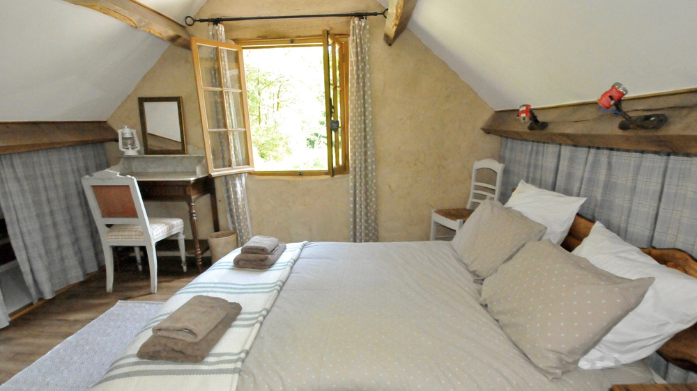 The bedroom at Poacher's Cabin
