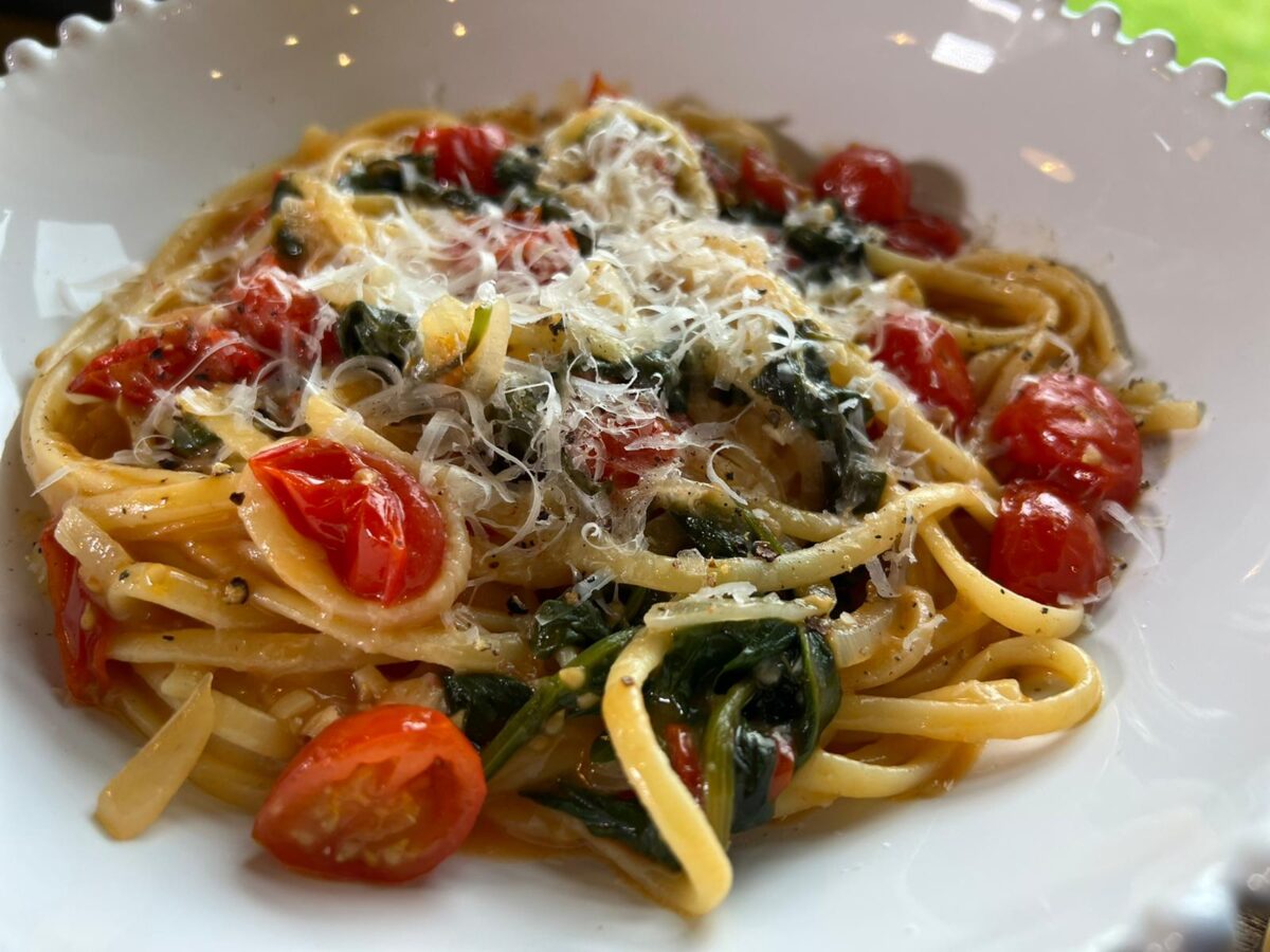 One Pot Tomato, Spinach and Basil Pasta